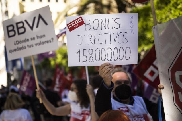 Un hombre sujeta un cartel en el que se lee: 