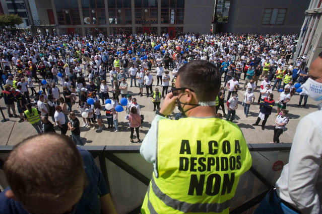 Varias personas participan en una concentración en conmemoración del año de “lucha” por la planta de aluminio y los puestos de trabajo de Alcoa San Cervo, en la Praza do Concello de Xove, a 30 de mayo de 2021, en Xove, Lugo, Galicia (España). Esta moviliz