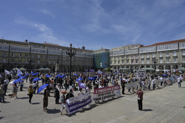 Cientos de personas participan en una manifestación en defensa del puerto de A Coruña, a 30 de mayo de 2021, en A Coruña, Galicia (España). Entidades políticas, sociales y vecinales han participado este domingo en una manifestación de apoyo al puerto de A