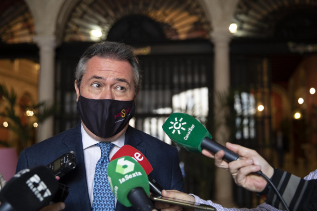 El alcalde de Sevilla, Juan Espadas, a su llegada al acto homenaje al ingeniero José Luis Manzanares, presidente de Ayesa. A 10 de mayo de 2021, en Sevilla (Andalucía, España).