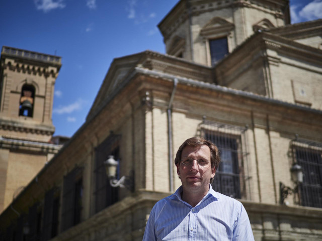 El alcalde de Madrid, José Luis Martínez-Almeida, antes de acudir al acto de clausura del I Foro Pepe Núñez ‘La importancia de la gestión municipal en pandemia’, a 30 de mayo de 2021, en Pamplona, Navarra (España).