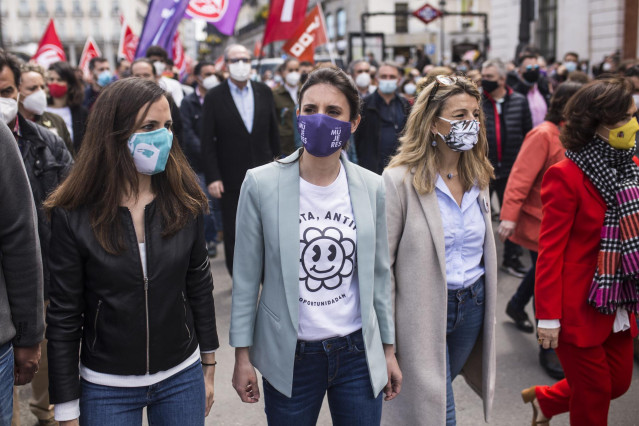 La ministra de Derechos Sociales y Agenda 2030, Ione Belarra; la  de Igualdad, Irene Montero; la vicepresidenta tercera y ministra de Trabajo, Yolanda Díaz, en una manifestación con motivo del Día del Trabajador,  a 1 de mayo de 2021, en Madrid, (España).