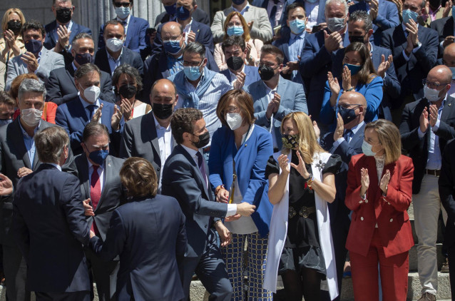 El líder del PP, Pablo Casado (c); es aplaudido junto a alcaldes, portavoces de ayuntamientos y presidentes de la Diputación del Partido Popular en una concentración a las puertas del Congreso de los Diputados, a 19 de mayo de 2021, en Madrid (España). El