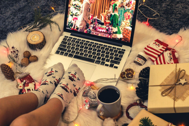 Archivo - Gente comprando por Internet en Navidad