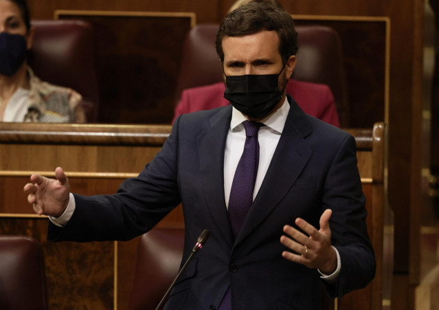 El líder del PP, Pablo Casado, interviene en una sesión de control al Gobierno