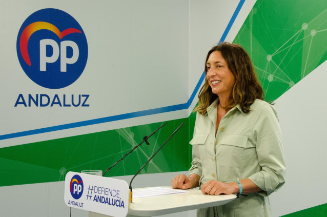 La secretaria general del PP-A, Loles López, en rueda de prensa.