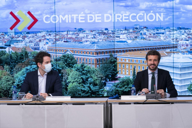 El secretario de Organización del PP, Teodoro García Egea (i) y el  presidente del Partido Popular, Pablo Casado (d) que preside la reunión del Comité de Dirección del PP en la sede de Génova, a 11 de mayo de 2021, en Madrid, (España).