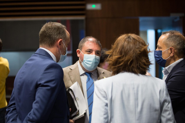 El presidente del Parlamento de Navarra, Unai Hualde, con los parlamentarios de Navarra Suma Javier Esparza (i), Yolanda Ibáñez y Juan Luis Sánchez de Muniáin.