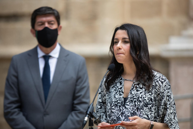La presidenta de Ciudadanos (Cs), Inés Arrimadas, junto al vicepresidente de la Junta y coordinador autonómico, Juan Marín, en una comparecencia este lunes en su visita al Parlamento de Andalucía y reunirse con su grupo parlamentario.