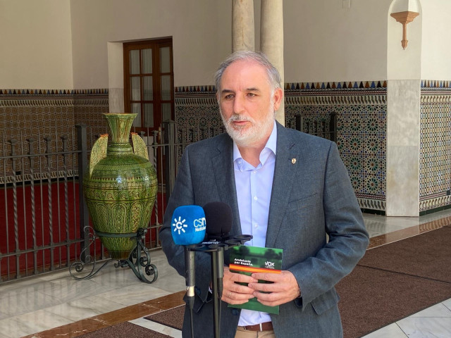 El presidente del grupo parlamentario Vox en Andalucía, Macario Valpuesta, atiende a los medios en el Parlamento.