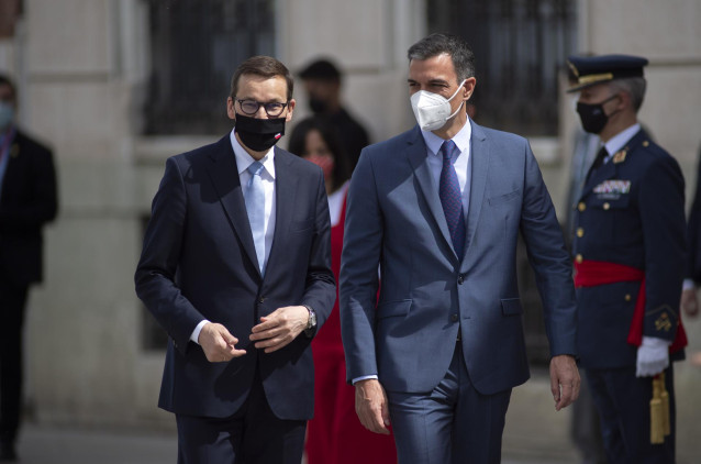 El primer ministro de la República de Polonia, Mateusz Morawiecki (i), recibe al presidente del Gobierno, Pedro Sánchez, a su llegada a la XIII Cumbre hispano-polaca, a 31 de mayo de 2021, en Alcalá de Henares, Madrid (España).