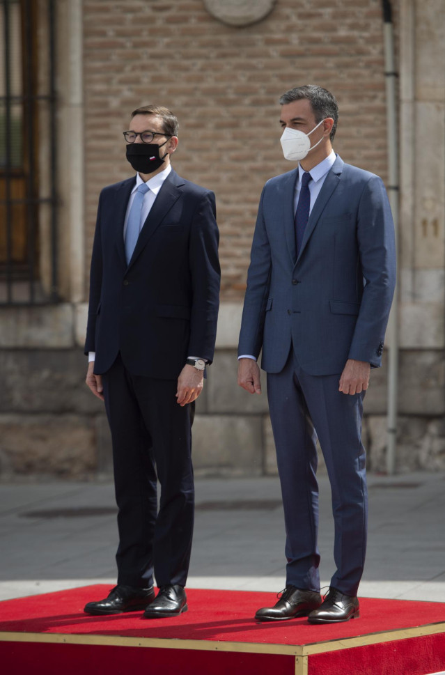 El primer ministro de la República de Polonia, Mateusz Morawiecki (i), y el presidente del Gobierno, Pedro Sánchez, posan frente al Ayuntamiento a su llegada a la XIII Cumbre hispano-polaca, a 31 de mayo de 2021, en Alcalá de Henares, Madrid (España). Dur