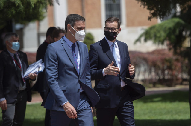 El presidente del Gobierno, Pedro Sánchez (d), saluda al primer ministro de la República de Polonia, Mateusz Morawiecki, en una rueda de prensa en la XIII Cumbre hispano-polaca, a 31 de mayo de 2021, en Alcalá de Henares, Madrid (España)