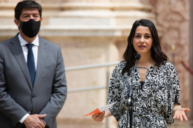 La presidenta de Ciudadanos, Inés Arrimadas, junto al líder de Cs en Andalucía y vicepresidente del Gobierno autonómico, Juan Marín, en una rueda de prensa en el Parlamento andaluz.