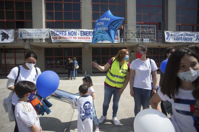 Varios niños acuden a una concentración en conmemoración del año de “lucha” por la planta de aluminio y los puestos de trabajo de Alcoa San Cervo