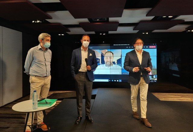 En el centro, el director de Operaciones Comerciales de Renault y Alpine en España y Portugal, Sébastien Guigues.