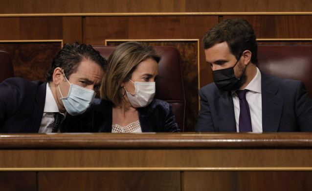 El secretario general del PP, Teodoro García Egea; la portavoz del PP en el Congreso, Cuca Gamarra; y el líder del PP, Pablo Casado, conversan durante una sesión de control al Gobierno, a 26 de mayo de 2021, en el Congreso, Madrid, (España).