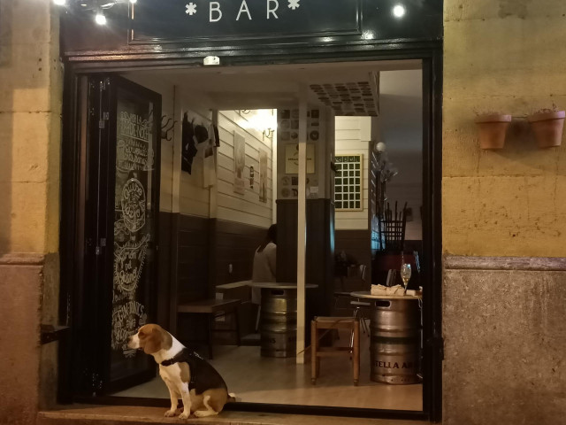 Establecimiento de hostelería de Bilbao abierto durante la noche