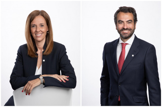 Archivo - Blanca Pfretzschner y Gonzalo de la Puente, del equipo de distribución de AXA XL Iberia.