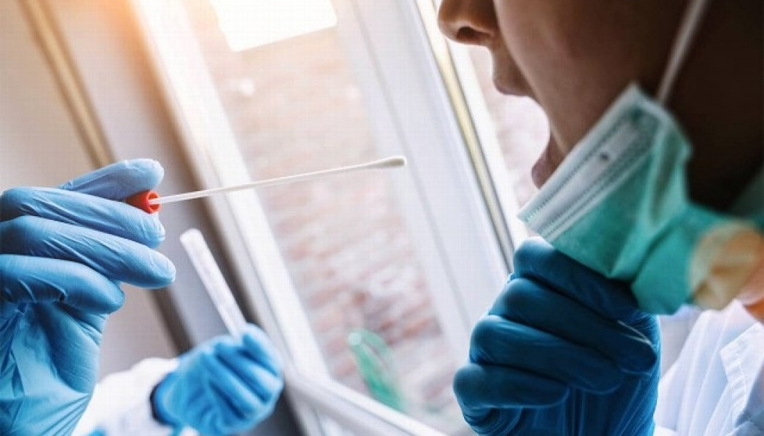 Archivo - Realización de una prueba PCR para la detección de la covid-19
