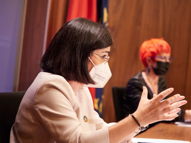 La ministra de Sanidad, Carolina Darias, y la consejera de Salud del Gobierno de Navarra, Santos Induráin