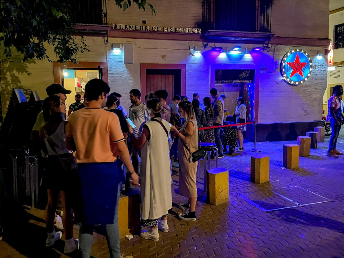 Colas en una discoteca en la Alameda de Hercules, único local que puede estar abierto hasta las 2 de la mañana 15 de mayo del 2021 en Sevilla, Andalucía