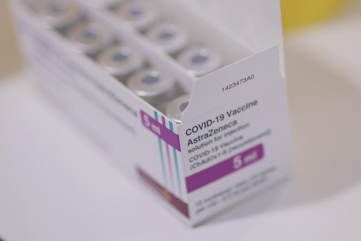 Caja con dosis de la vacuna de AstraZeneca contra el Covid-19, a 1 de junio de 2021, en el Hospital Isabel Zendal, en Madrid, (España). La Comunidad de Madrid comenzó ayer, 31 de mayo, a vacunar a las 213.300 personas menores de 60 años que recibieron la