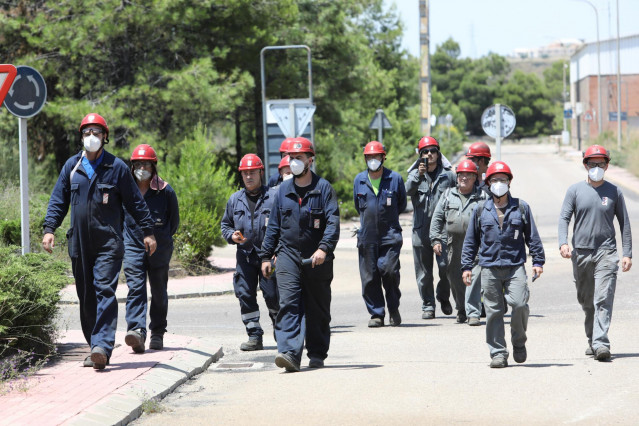 Archivo - Trabajadores de una central térmica en una protesta para reclamar una 'transición justa'