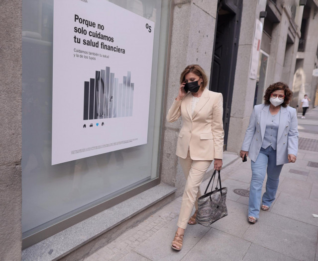 La ex secretaria general del PP y ex ministra María Dolores de Cospedal (i), sale del Congreso de los Diputados tras comparecer en la Comisión de Investigación relativa a la  ‘Operación ‘Kitchen’, a 2 de junio de 2021, en Madrid (España).