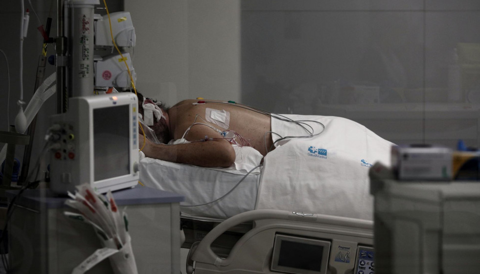 Archivo - Un enfermo en una cama de la UCI del Hospital de Emergencias Isabel Zendal, Madrid (España), en una imagen de archivo