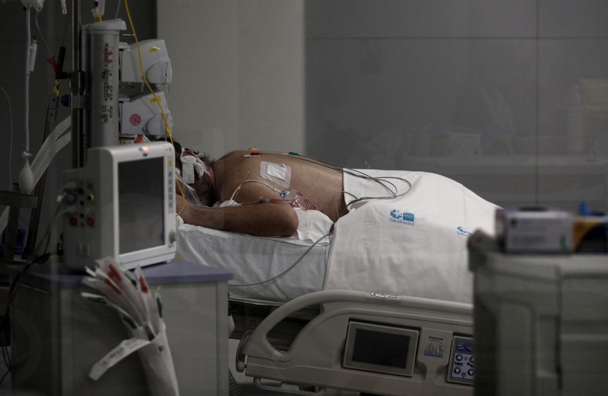 Archivo - Un enfermo en una cama de la UCI del Hospital de Emergencias Isabel Zendal, Madrid (España), en una imagen de archivo
