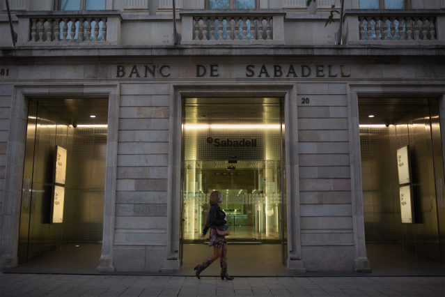 Archivo - Sede histórica del Banc Sabadell en Sabadell, Barcelona, Catalunya (España), a 17 de noviembre de 2020.