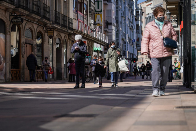 Archivo - Imagen de ciudadanos en Vitoria paseando por una céntrica calle
