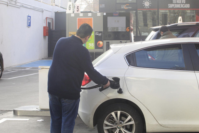 Archivo - Vehículo en una gasolinera.