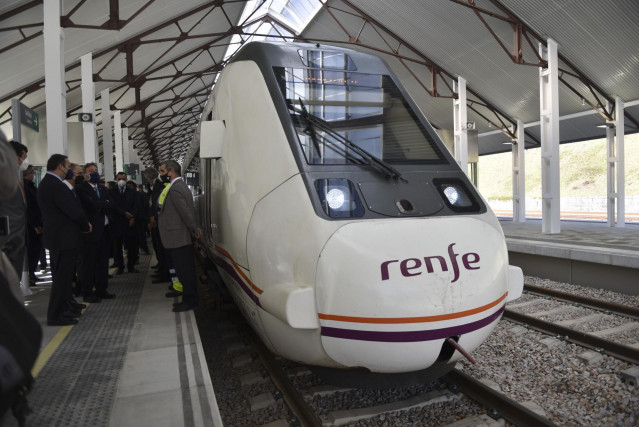 Archivo - El ministro de Transportes, Movilidad y Agenda Urbana, José Luis Ábalos junto al tren en la inauguración de la nueva estación de ferrocarril de Canfranc, a 15 de abril de 2021