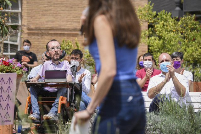 El portavoz de Podemos en el Congreos, Pablo Echenique (i), durante el acto de presentación de la candidatura de la ministra de Derechos Sociales y Agenda 2030, Ione Belarra (d), para la Secretaría General de Podemos, a 22 de mayo de 2021, en Valencia, Co