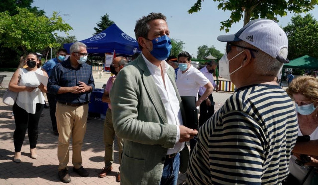 El vicesecretario de Participación del PP, Jaime de Olano, participa en una recogida de firmas contra los indultos en una mesa instalada en el municipio de Coslada (Madrid). En Madrid, a 11 de junio de 2021.