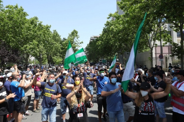 Marcha de los trabajadores de Airbus hacia el Ministerio de Industria para mostrar su rechazo contra el cierre de la planta de Puerto Real (Cádiz).