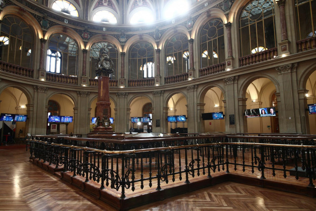 Archivo - Interior del edificio de la Bolsa, a 12 de abril de 2021, en Madrid (España).