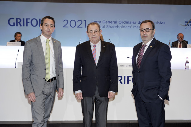 El presidente de Grifols, Víctor Grifols, junto a los co consejeros delegados Raimon Grifols y Víctor Grifols Deu.