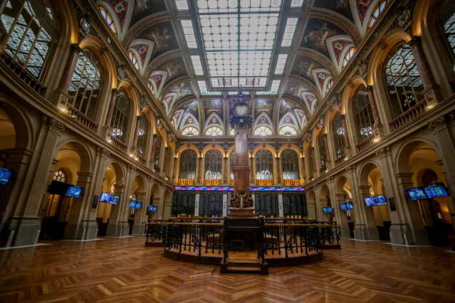 Archivo - Interior del Palacio de la Bolsa, donde el Ibex 35 ha finalizado la jornada de este lunes con una caída del 1,75%, en Madrid (España), a 22 de marzo de 2021.