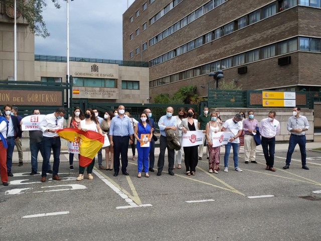 El vicepresidente de la Junta, Francisco Igea, entre los participantes en la concentración ante la Delegación del Gobierno en Castilla y León.