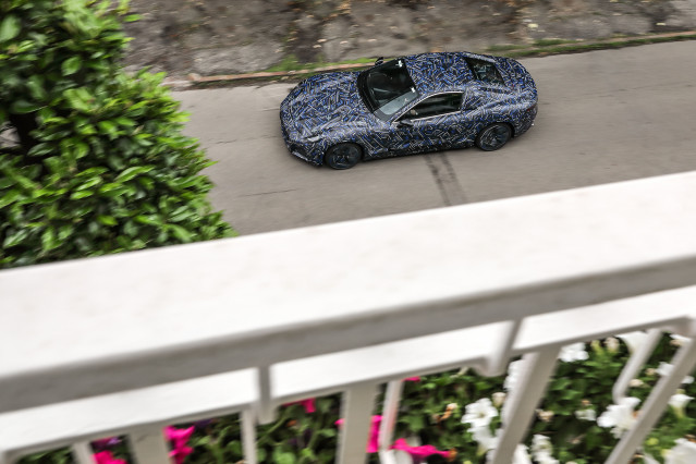 Maserati ya prueba por las calles de Módena (Italia) su primer modelo 100% eléctrico.