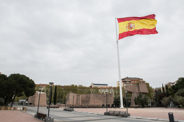 Archivo - Bandera de España en la Plaza de Colón durante el primer día del luto oficial por los fallecidos del COVID-19 decretado por la presidenta madrileña, Isabel Díaz Ayuso, en Madrid (España) a 30 de marzo de 2020.