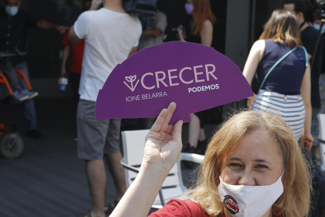 Una mujer sostiene un abanico donde se lee 'Crecer', el título de la campaña de la ministra de Derechos Sociales por liderar Podemos, a 11 de junio de 2021, en Zaragoza, Aragón (España). Con este acto, la ministra de Derechos Sociales cierra su campaña pa