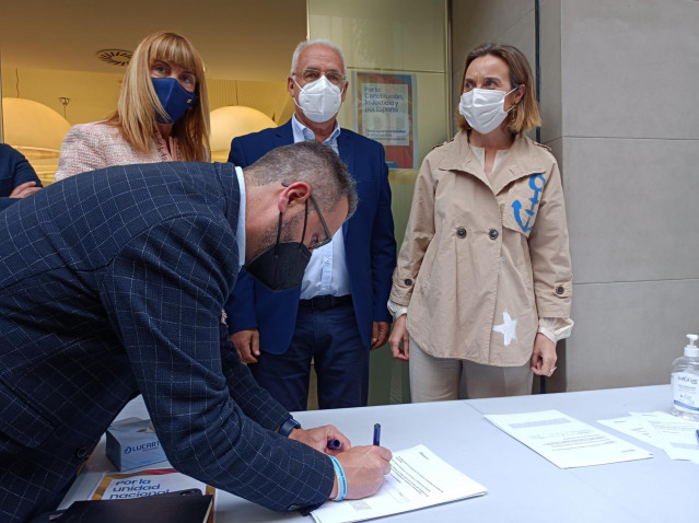 CUCA GAMARRA EN UNA RECOGIDA DE FIRMAS ANTERIOR EN LOGROÑO