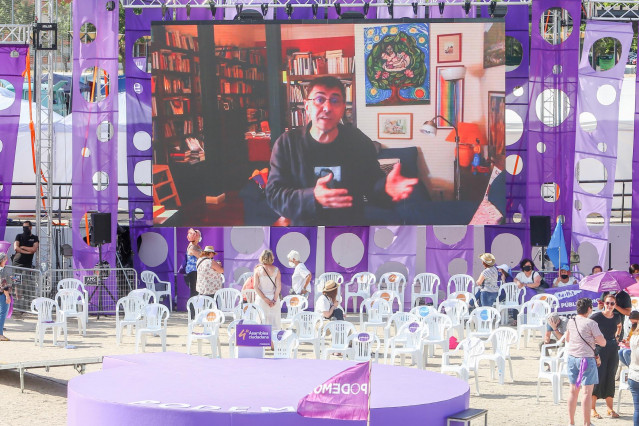 El politólogo y cofundador de Podemos, Juan Carlos Monedero, interviene por pantalla, a consecuencia de padecer Covid-19, en la IV Asamblea Ciudadana Estatal de Podemos, a 12 de junio de 2021, en el Auditorio Parque de Lucía de Alcorcón, Madrid, (España).