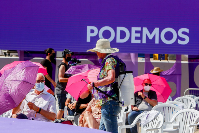 Un hombre con vapor de agua, en la IV Asamblea Ciudadana Estatal de Podemos, a 12 de junio de 2021, en el Auditorio Parque de Lucía de Alcorcón, Alcorcón, Madrid, (España).