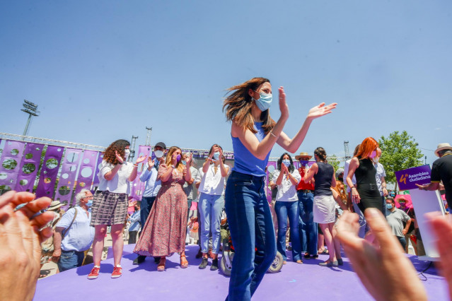 La nueva líder de Podemos, Ione Belarra, aplaude tras ser elegida como secretaria general del partido con el 89% de los votos con su candidatura `Crecer´, en la IV Asamblea Ciudadana Estatal de Podemos, a 13 de junio de 2021, en el Auditorio Parque de Luc