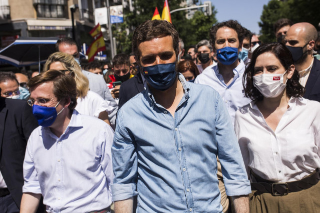 (I-D) El alcalde de Madrid, José Luis Martínez-Almeida; el presidente del Partido Popular, Pablo Casado y la presidenta de la Comunidad de Madrid en funciones, Isabel Díaz Ayuso, participan en la concentración contra la concesión de los indultos a los pre